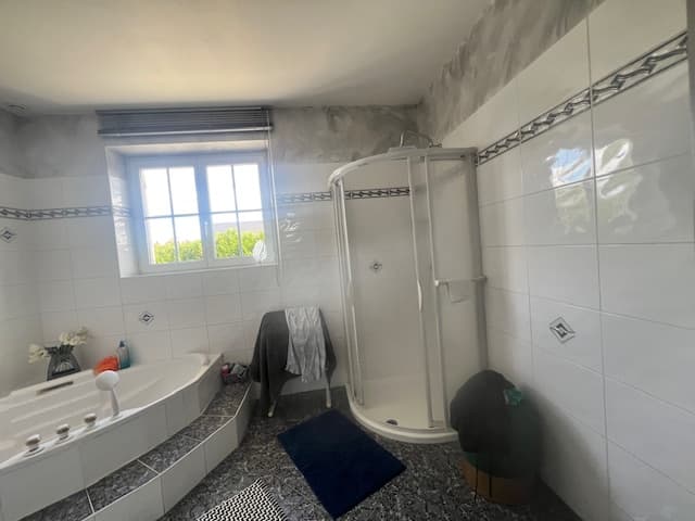 Salle de bain rénovée, exemple de travaux qui valorisent un bien